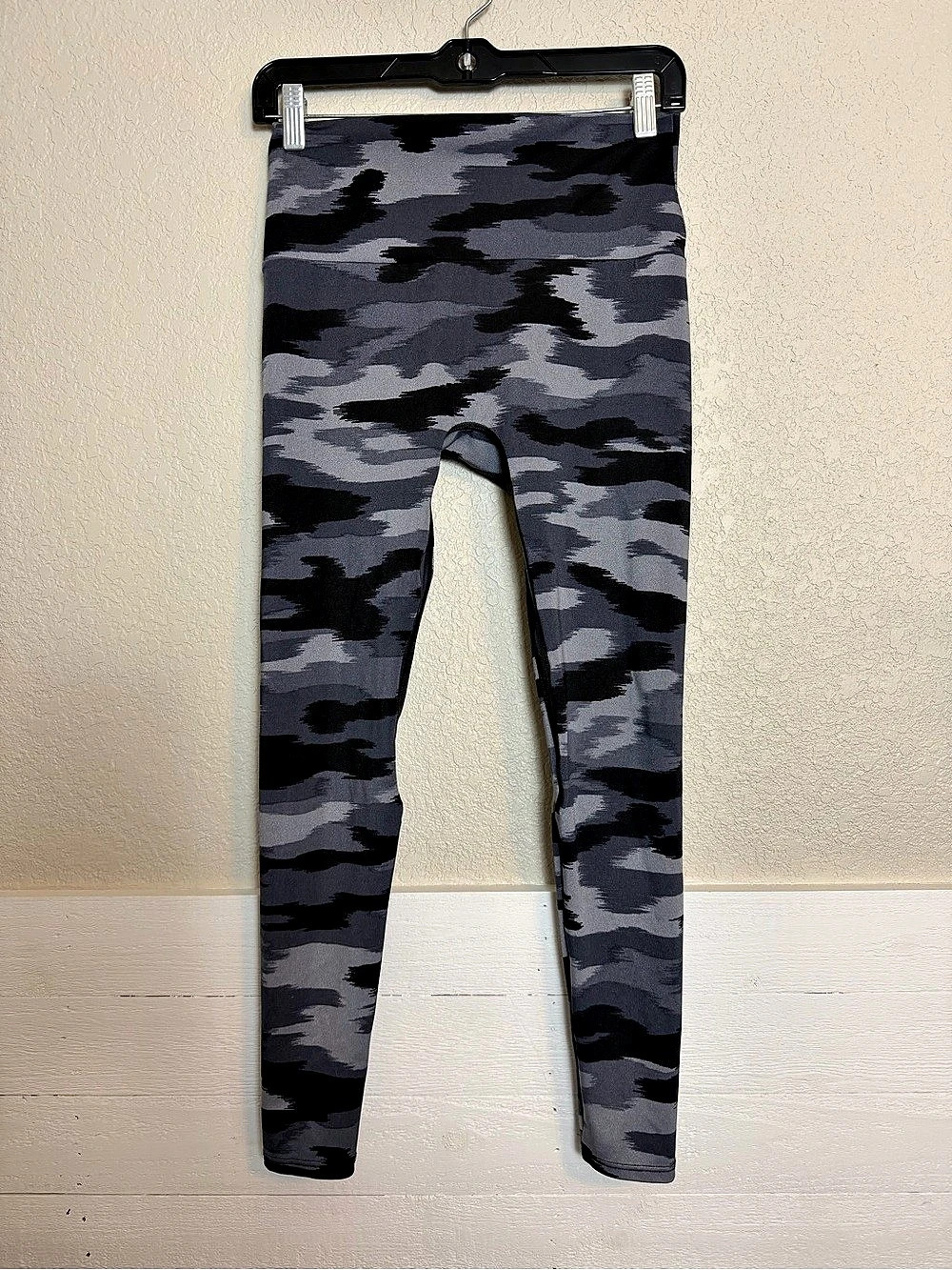 K-DEER Sneaker Length Camo Athletic Leggings in Gray & Black Size Large